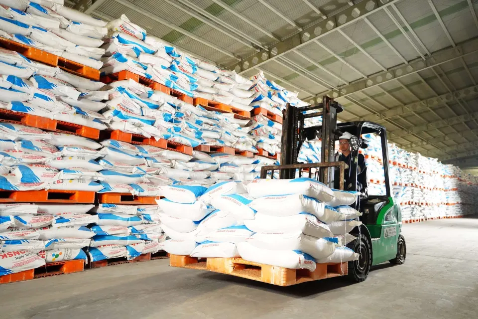 Forklift mengangkut karung pupuk di gudang Petrokimia Gresik