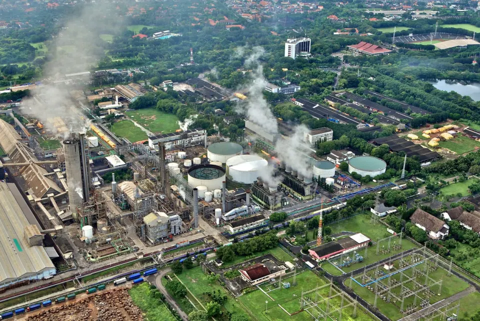 Kawasan pabrik Petrokimia Gresik dari udara dengan cerobong dan tangki