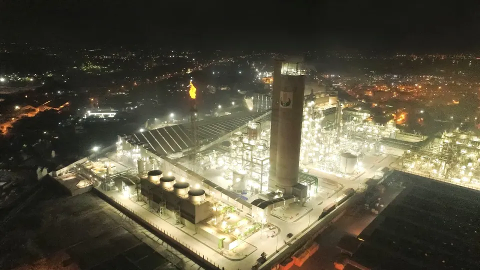 Pabrik Petrokimia Gresik menyala pada malam hari dilihat dari udara