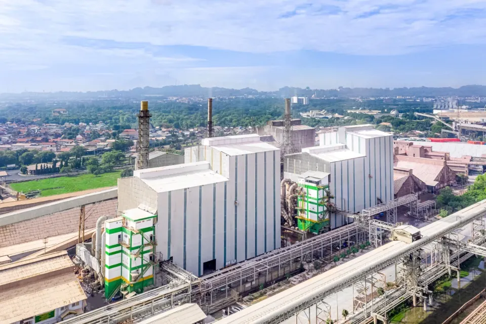 Pabrik NPK Petrokimia Gresik pada siang hari